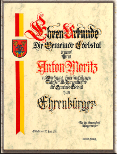 Ehrenbürgerurkunde von Hand geschrieben mit seitlichem Band.