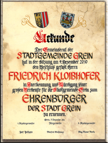 Ehrenurkunde von Hand geschrieben auf echtem Pergament.