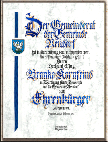 Ehrenbürgerurkunde von Hand geschrieben mit seitlichem Band.