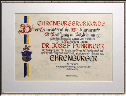 Ehrenurkunde im Querformat, von Hand geschrieben mit seitlichem Band.
