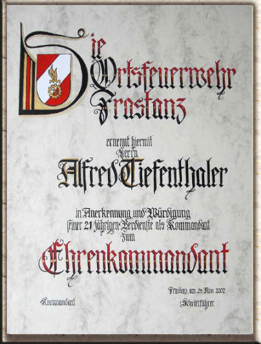 Handgeschriebene Feuerwehrurkunde mit Logo.