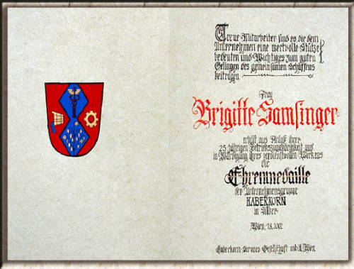 Urkunde mit Wappen handgeschrieben für Mitarbeiterehrung.